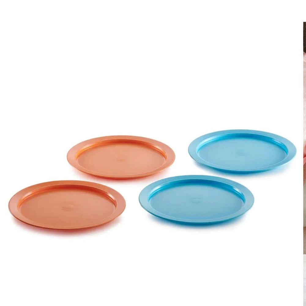 NEW 4 piece set TUPPERKIDS®PLATES